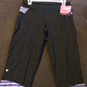 DANSKIN NOW GIRLS ACTIVE FITTED CAPRI WITH MOISTURE WICKING, STRETCH COMFORT L/G